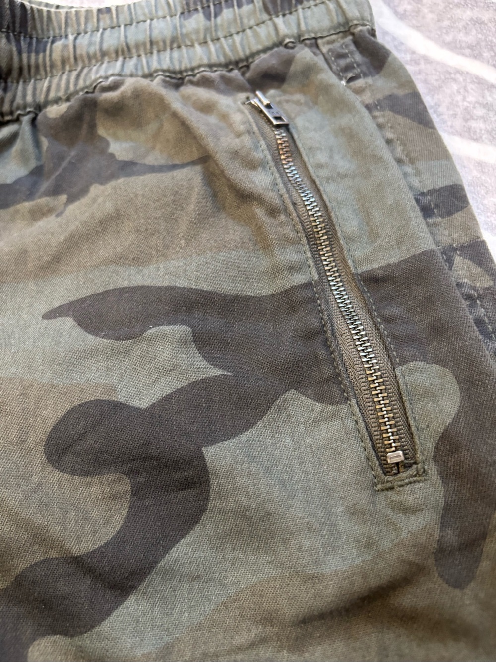 TNA Aritzia Camo Joggers, Medium, Army Green, Camo Green, Streetwear - Picture 4 of 8